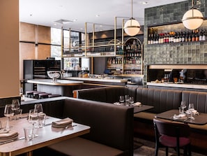 Breakfast and dinner served - Mantra 2 Bond Street Sydney (Sydney)