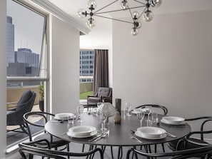 Penthouse, 3 Bedrooms | Peralatan tempat tidur premium, tilam berlapik, peti besi dalam bilik