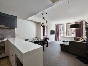 デラックス ルーム 1 ベッドルーム | 専用キッチン | 冷蔵庫、電子レンジ、コンロ、食器洗い機