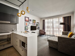 Executive Studio, 1 King Bed | Private kitchen | Fridge, microwave, stovetop, dishwasher - Mantra 2 Bond Street Sydney (Sydney)
