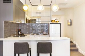 Fridge, microwave, stovetop, dishwasher