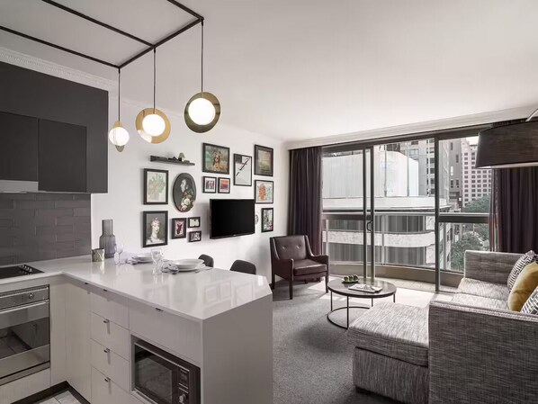 A modern apartment with a kitchen, dining area, and living room. - Mantra 2 Bond Street Sydney (Sydney)