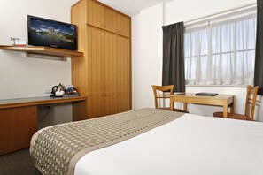 In-room safe, desk, iron/ironing board, WiFi - Breakfree Directors Studios Hotel (Adelaide)