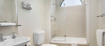 Breakfree Directors Studios Hotel