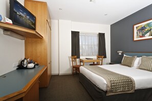 In-room safe, desk, iron/ironing board, WiFi - Breakfree Directors Studios Hotel (Adelaide)
