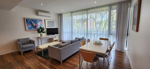 Apartamento Deluxe, 3 habitaciones | Zona de estar | Una Smart TV