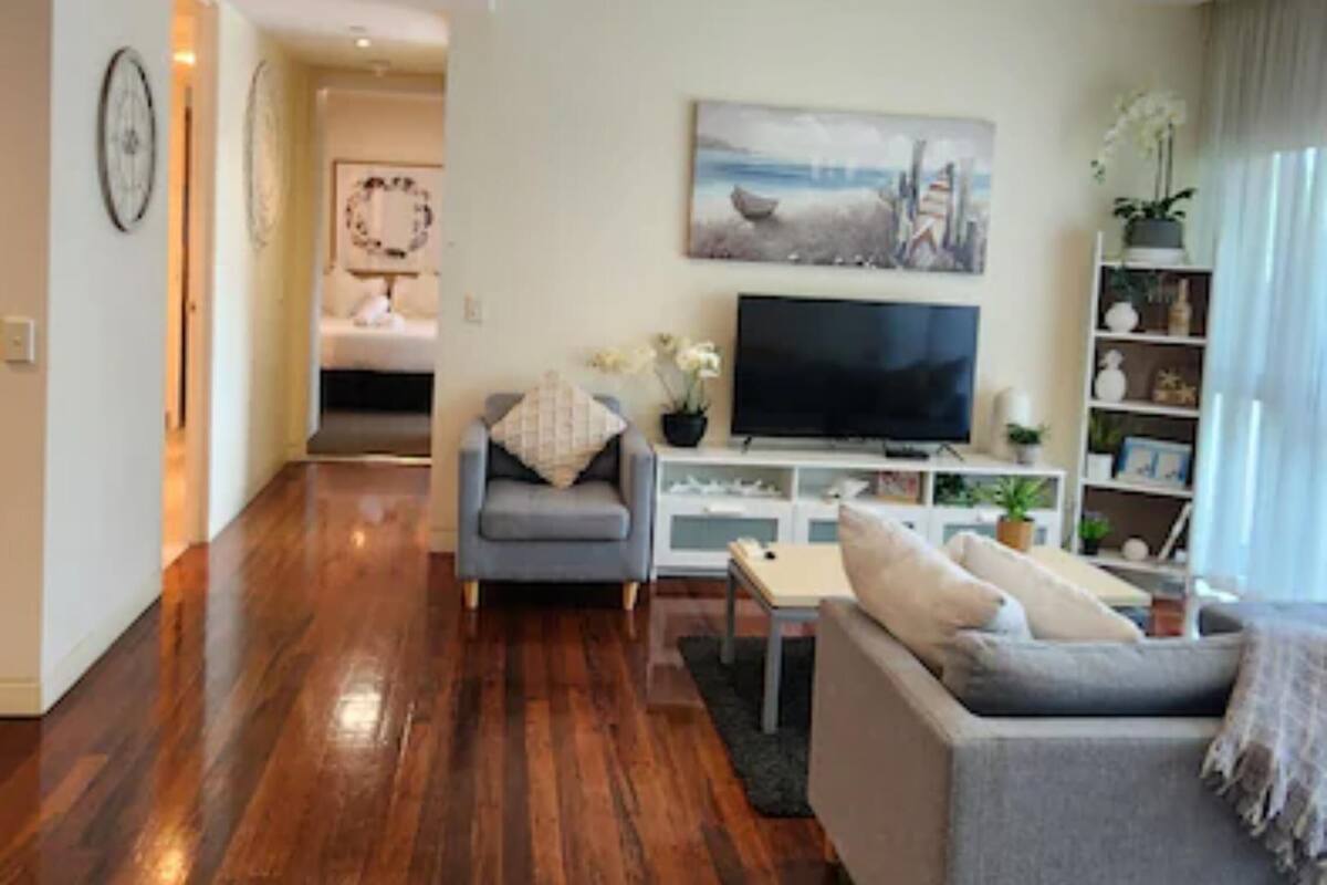 Deluxe Apartment, 2 Bedrooms | Ruang tamu | TV Pintar 
