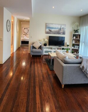 Leilighet – deluxe, 2 soverom | Oppholdsområde | Smart-TV