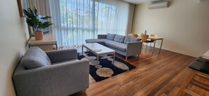 Leilighet – deluxe, 2 soverom | Oppholdsområde | Smart-TV