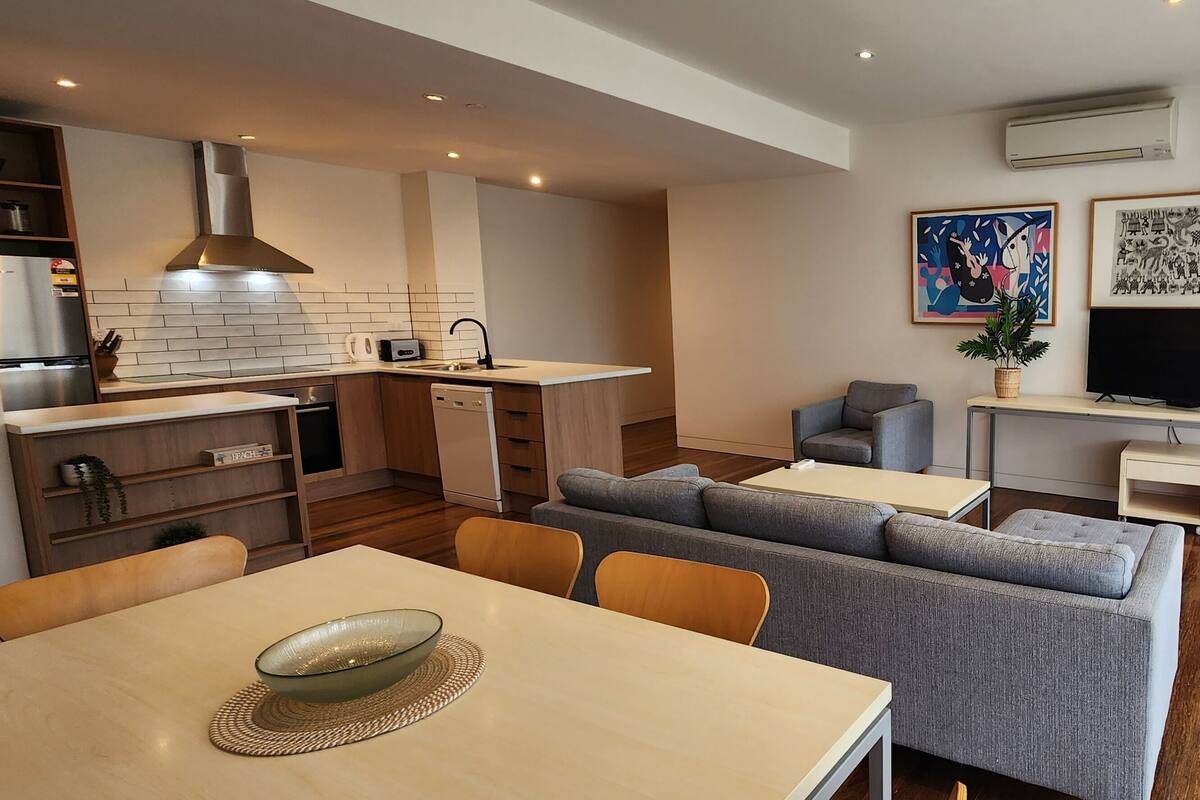 Deluxe Apartment, 3 Bedrooms | Ruang tamu | TV Pintar 