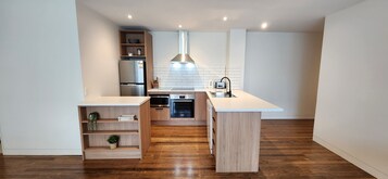 Refrigerador, microondas, horno, placa de cocina