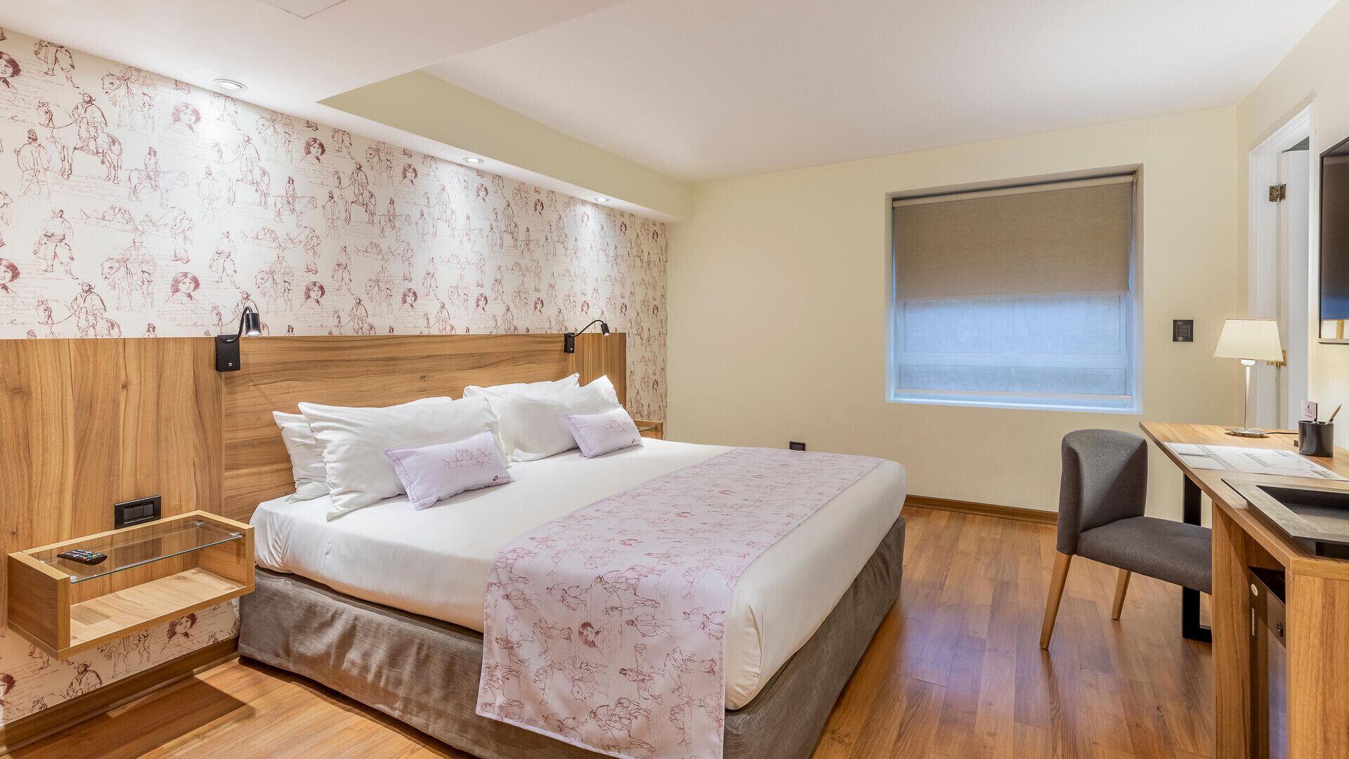 Roupas de cama premium, frigobar, cofres nos quartos, escrivaninha