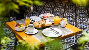 Café da manhã com buffet todos os dias (USD 15 por pessoa)