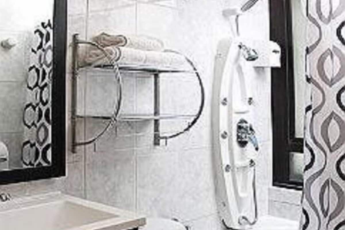 Bathroom | Combined shower/tub, free toiletries, hair dryer, bidet