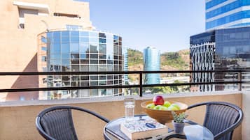 Deluxe Apartment, 1 Bedroom, Non Smoking | Premium bedding, in-room safe, individually decorated