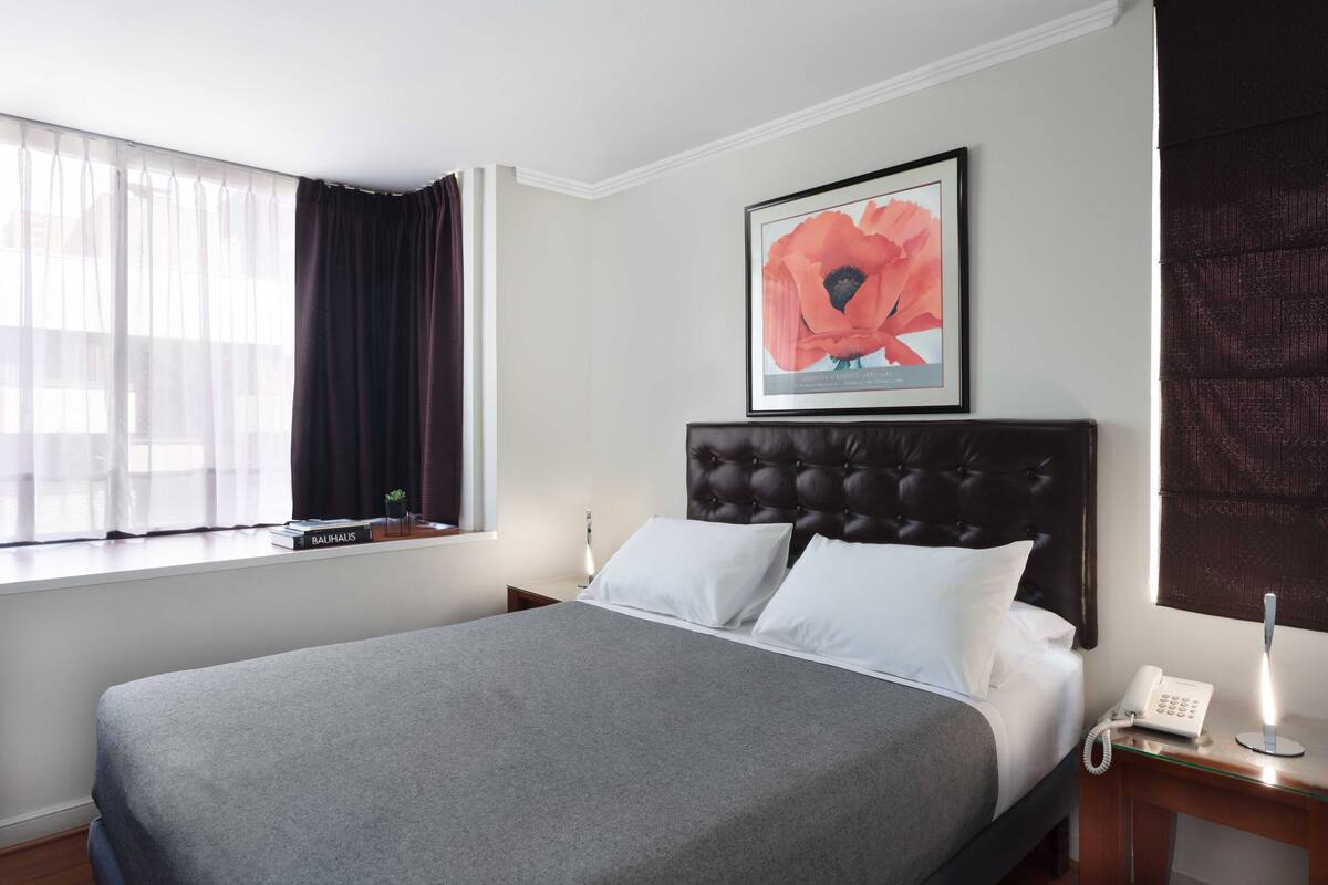 Ropa de cama de alta calidad y caja de seguridad en la habitación