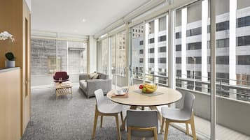 Executive Apartment, 1 Bedroom | Meja, kalis bunyi, seterika/papan seterika, Wi-fi percuma