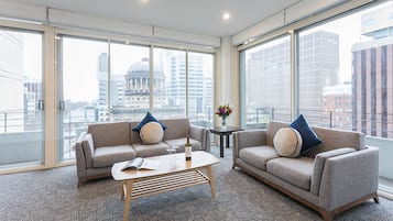Executive appartement, 2 slaapkamers | 1 slaapkamer, een bureau, geluiddichte muren