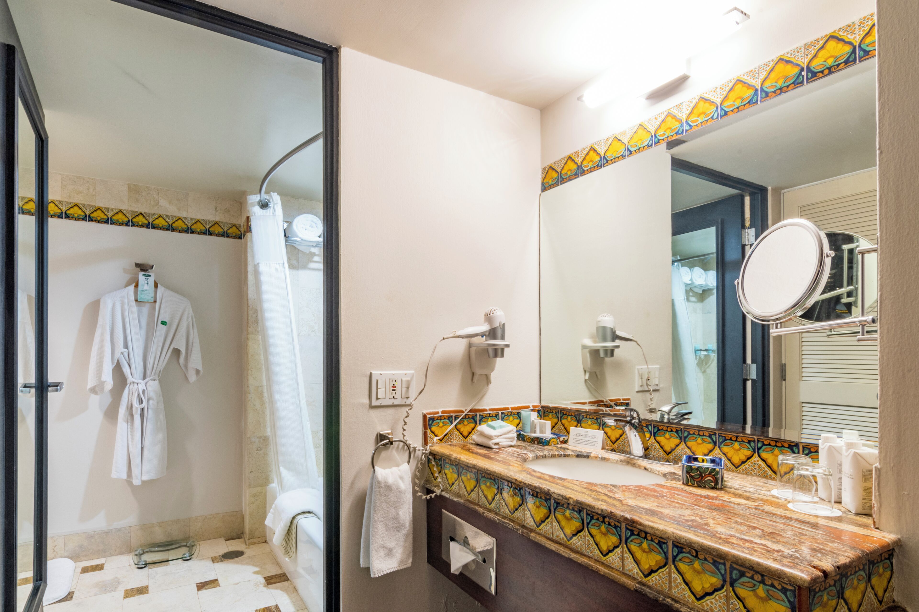 habitación select doble | bathroom | combined shower/bathtub, rainfall showerhead, free toiletries