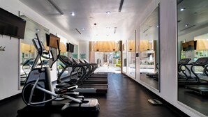 Ein modernes Fitnessstudio mit Laufbändern, Ergometer und Crosstrainern.
