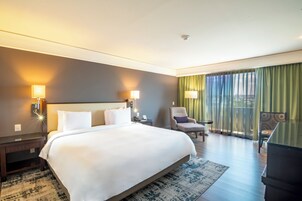 Habitación Deluxe, 1 cama de matrimonio grande | Ropa de cama de alta calidad, caja fuerte, escritorio y cortinas opacas