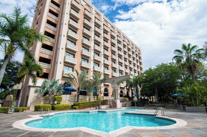 Una piscina al aire libre