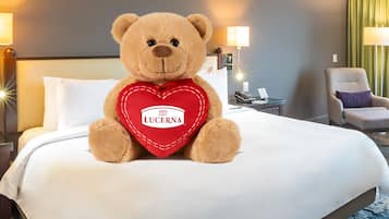 Ropa de cama de alta calidad y caja de seguridad en la habitación