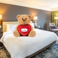 Ropa de cama de alta calidad y caja de seguridad en la habitación 