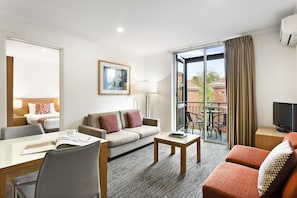 Standaard appartement, 2 slaapkamers | Woonruimte | Een 32-inch lcd-televisie met digitale zenders en televisie