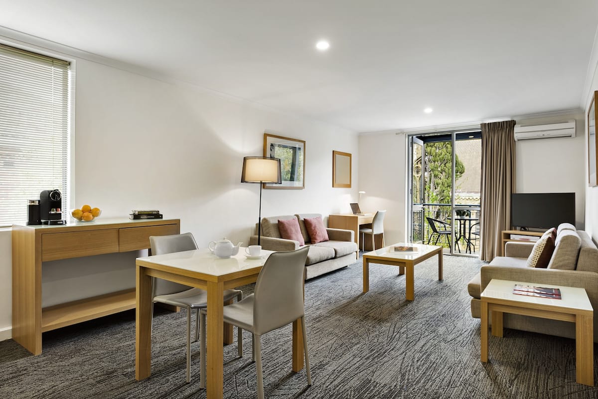 Appartement exécutif, 1 chambre | Aire de séjour | Téléviseur ACL de 32 po avec télévision numérique, téléviseur