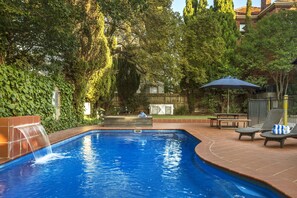 Una piscina al aire libre de temporada