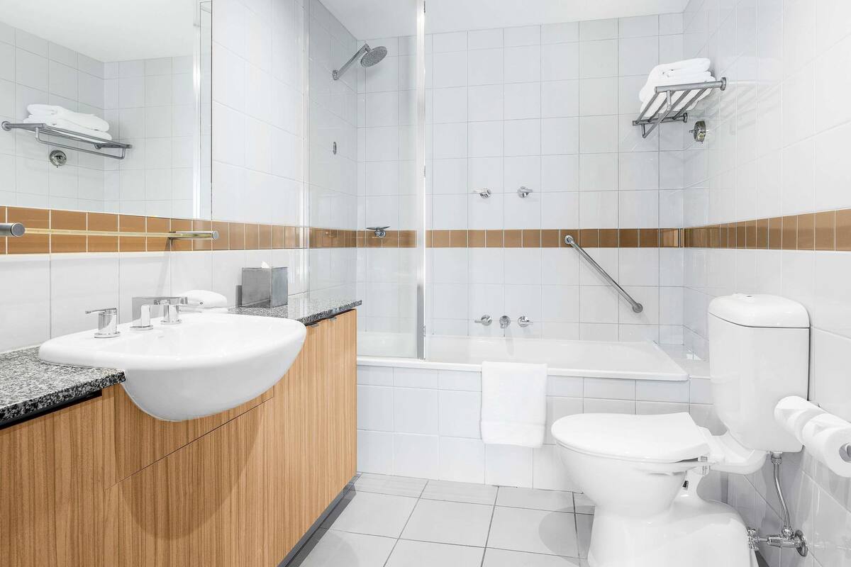Kombinasi shower/bathtub dan perlengkapan mandi gratis