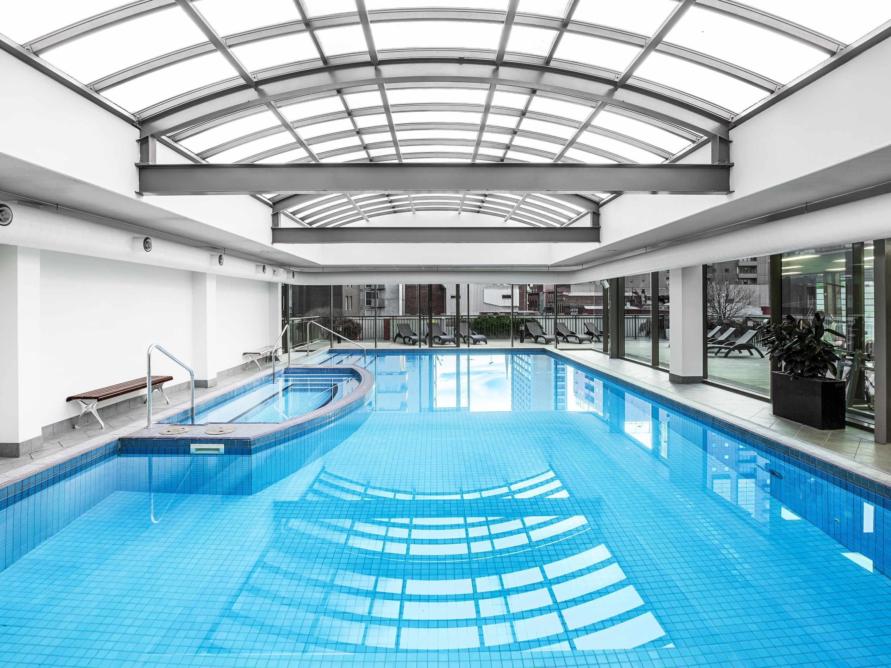 من حمّامات السباحة المغطاة