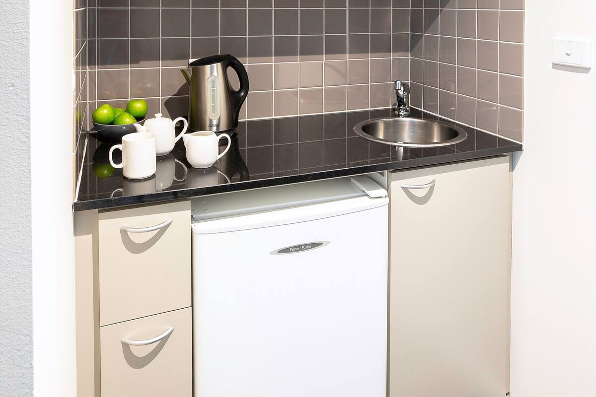 Mesin pembuat kopi/teh, lemari es, microwave, dan ketel listrik
