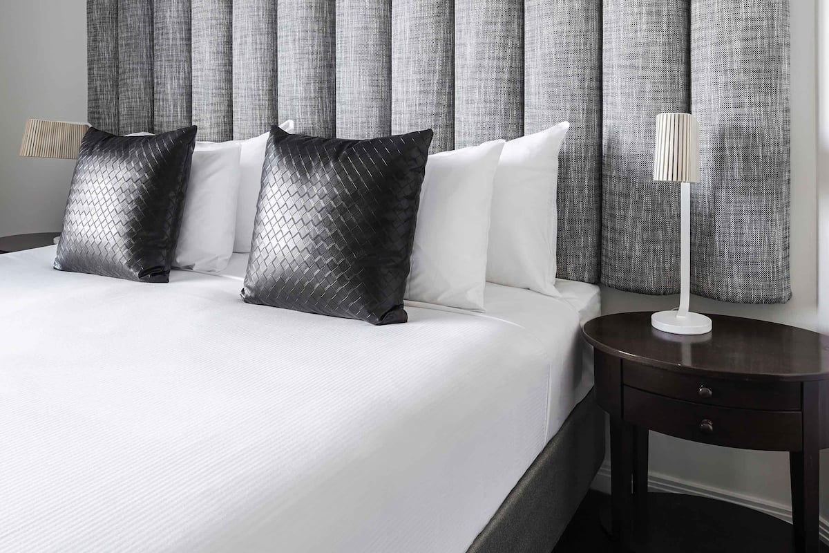 Roupas de cama premium, frigobar, cofres nos quartos, cortinas blackout