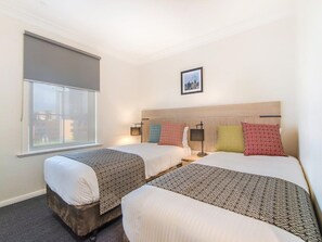 1 dormitorio, ropa de cama hipoalergénica, escritorio y cortinas opacas