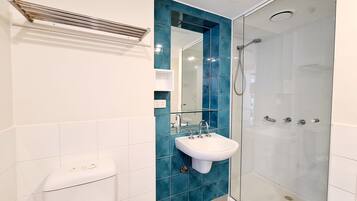 Een bad/douchecombinatie, gratis toiletartikelen, handdoeken