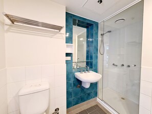 Combined shower/bathtub, free toiletries, towels