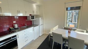 Executive-lejlighed - 2 soveværelser | Privat køkken | Køleskab, mikrobølgeovn, ovn, kogeplade