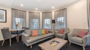 Een 0-inch lcd-televisie met digitale zenders en een televisie