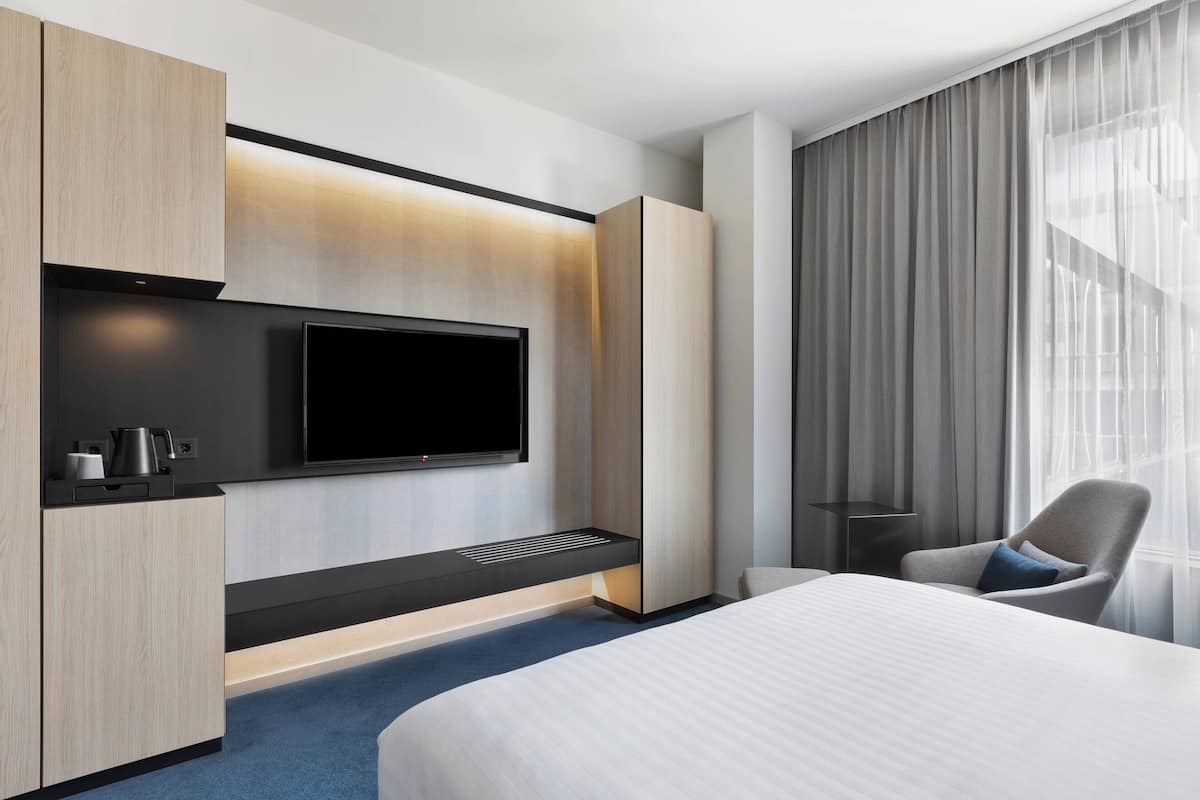 room, 1 queen bed | premium bedding, minibar, in-room safe, desk