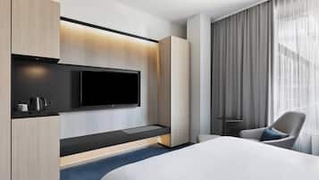 Zimmer, 1 Queen-Bett | Hochwertige Bettwaren, Minibar, Zimmersafe, Schreibtisch