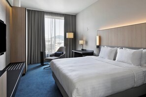 Rom – panorama, 1 kingsize-seng, byutsikt | Sengetøy av topp kvalitet, minibar, safe på rommet og skrivebord