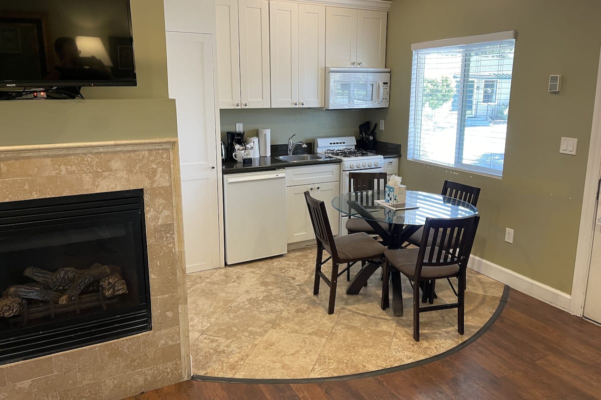 Deluxe Room, 2 Queen Beds | Private kitchen