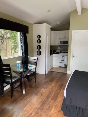 Deluxe Cottage, 1 Queen Bed | Iron/ironing board, bed sheets