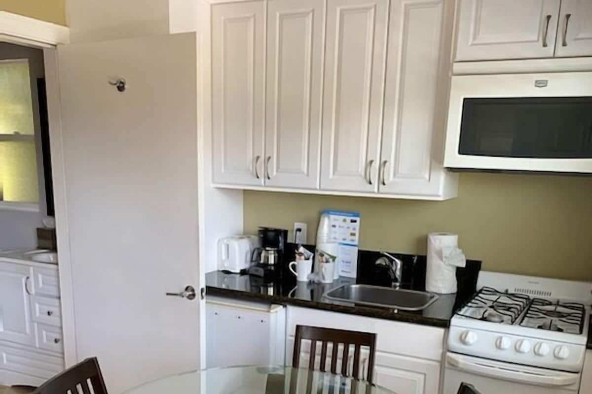 Deluxe Cottage, 2 Queen Beds | Private kitchen