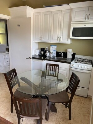 Private kitchen - Sea Breeze Inn And Cottages (Pacific Grove)