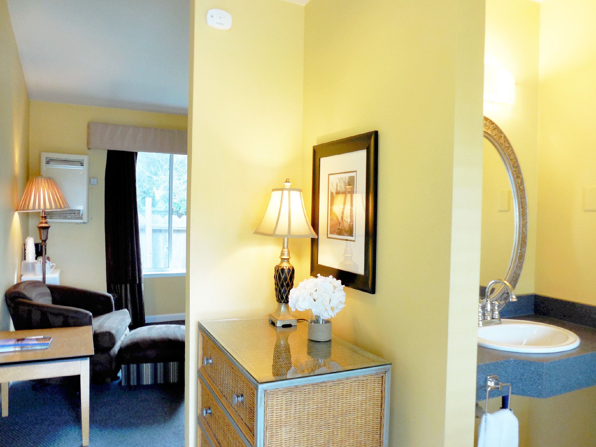 Standard Room, 1 Queen Bed | Bathroom