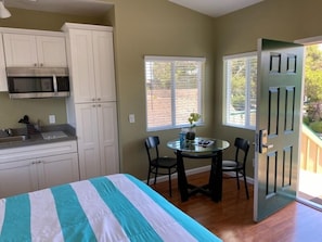 Deluxe Room, 1 King Bed (Upstairs) | In-room dining