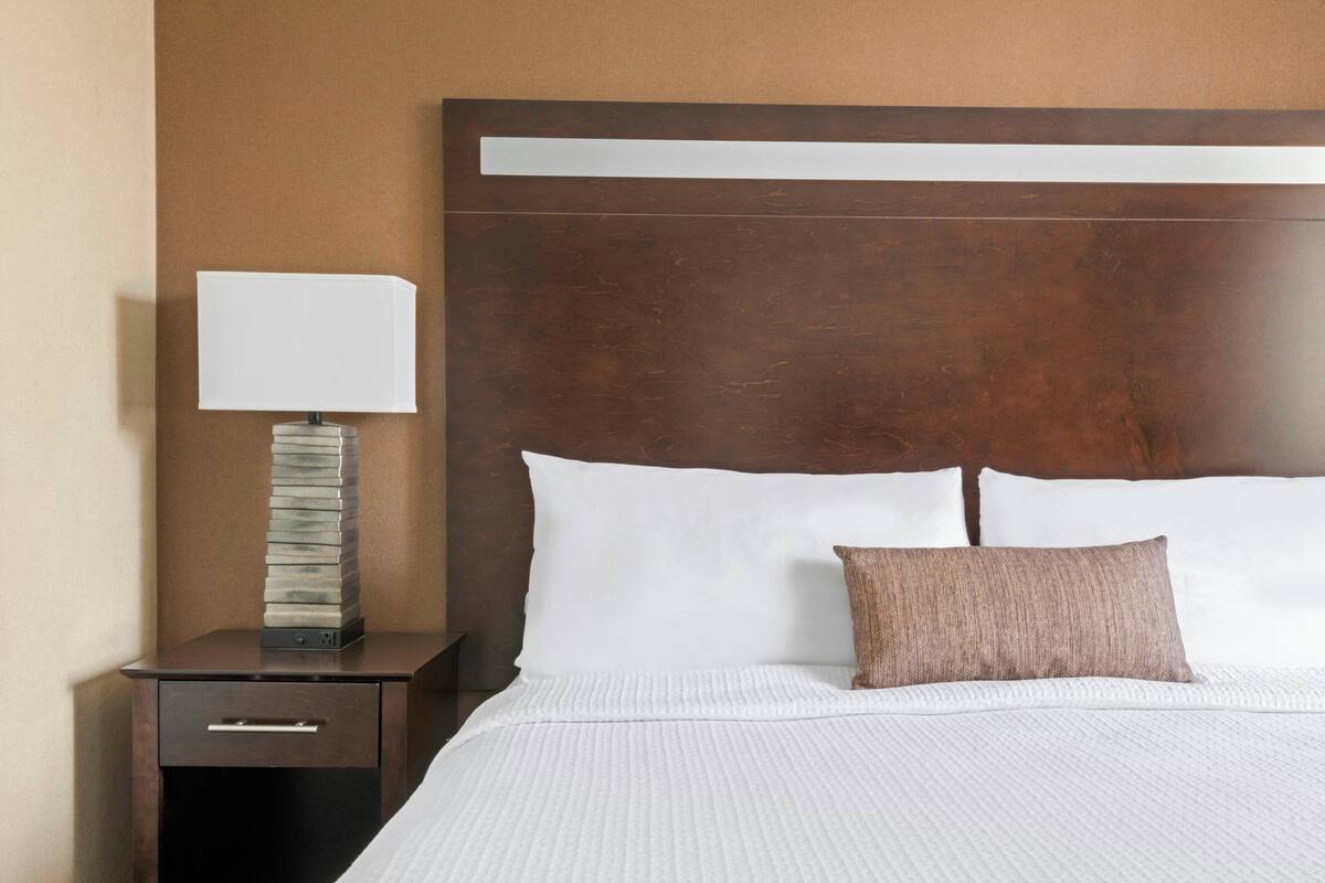 Deluxe kamer, meerdere bedden | Hypoallergeen beddengoed, een kluis op de kamer, een bureau
